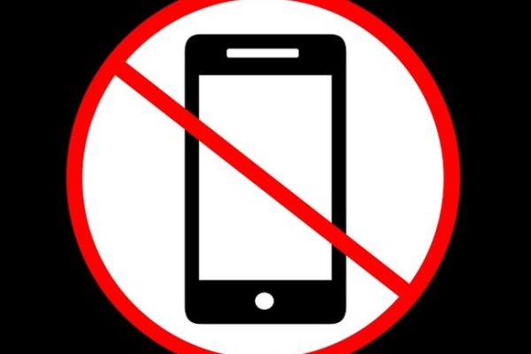 BAN CELLPHONES IN SCHOOLS